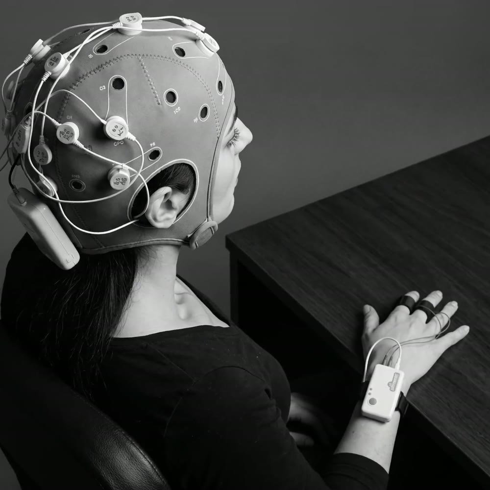 Participante en cabina de laboratorio con EEG y sensor de conductancia